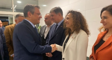 Adaylar vitrine çıkıyor: Özgür Özel İzmir’de!