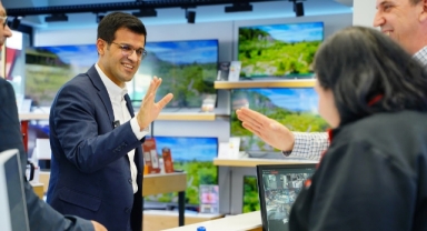 AK Partili Kırkpınar Bayraklı'yı kapı kapı geziyor