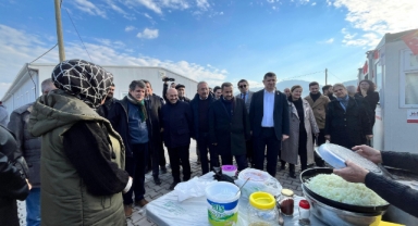 Başkan Soyer Osmaniye’de depremzedelerle buluştu