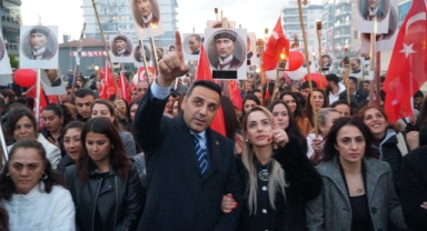 Çiğli; geceyi aydınlattı! Fener alayına büyük katılım…