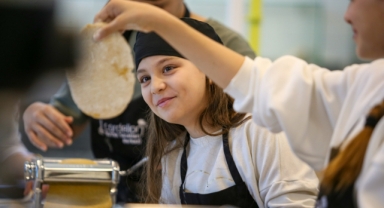 Çocuk şefler Karşıyaka'da mutfağa girdi