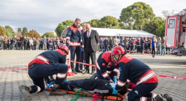İzmir itfaiyesinin özel donanımlı ambulansları hayat kurtaracak