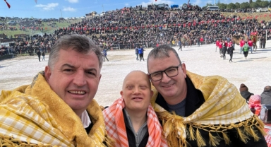 Kınık’ta develerin güreştiği festival, renkli görüntülere sahne oldu