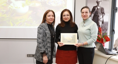 Kursiyerler sertifikalarını Filiz Başkan’ın elinden aldı