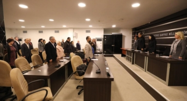 Narlıdere Meclisi'nde 6 Şubat depreminde hayatını kaybedenler için saygı duruşu