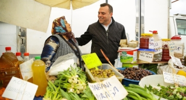 Seferihisar'da yoğun ilgi: Ahmet Aydın pazarda vatandaşla buluştu