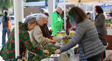 Üretici ve tüketici Karşıyaka’da ‘aracısız’ buluşmaya devam ediyor