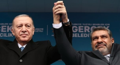 AK Partili il başkanını protesto eden seçmene müzikli müdahale