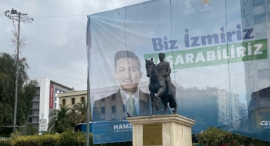 Atatürk büstünü kapatıyordu: CHP Kadın Kolları, AK Parti’nin pankartını kaldırttı