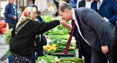 Başkan Cemil Tugay Tireli üreticiye moral oldu: “Karamsar olmayın, beraber atlatacağız”