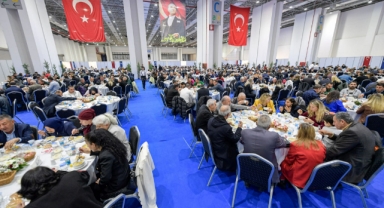 Başkan Soyer bin 293 muhtarla iftar yemeğinde bir araya geldi 