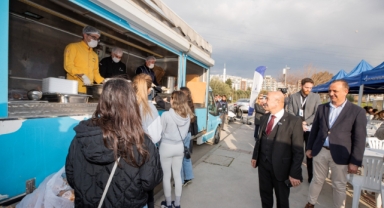 Başkan Soyer öğrenci sofrasına konuk oldu