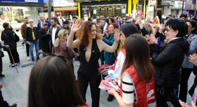 CHP'li Ünsal'a Karşıyaka Çarşı'da büyük ilgi