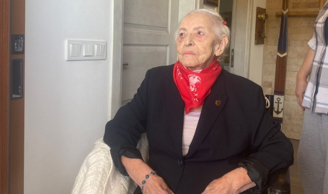 Cumhuriyet'le yaşıt... Zekiye Teyze, Karaburun’da oyunu kullandı