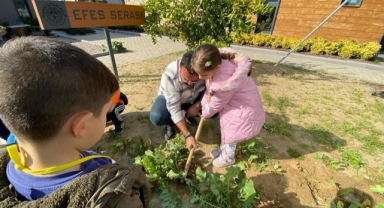 Efes Tarlası Yaşam Köyü'nde çocuklar toprakla buluşuyor!