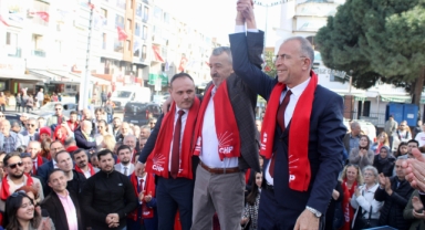 Gaziemir’de başkan ve adaylar sahneye çıktı 