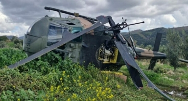 İzmir'de askeri helikopter acil iniş yaptı: Bir personel yaralandı 