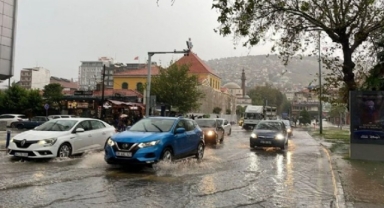 İzmir’de trafik yağmura takıldı: Araçlar durma noktasına geldi
