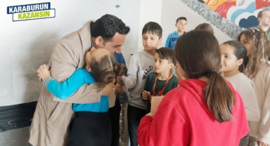 Eski kaymakamdan göstere göstere seçim ihlali: Okulda öğrencilere propaganda