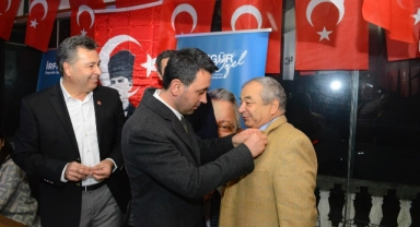 Memleket Partisi’nden CHP’ye geçtiler... Rozetlerini İrfan Önal taktı