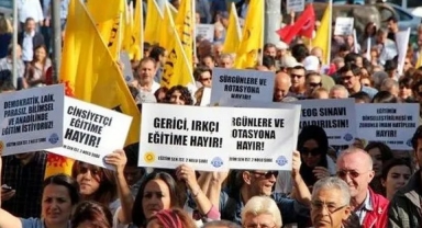 Okulda tekkeli ve cübbeli 