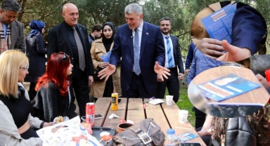 Rektör ziyareti dediler, seçim broşürü dağıttılar 