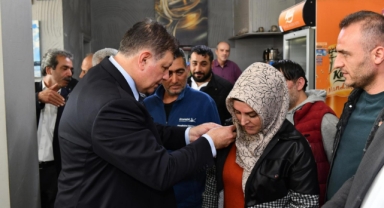 Rozetlerini Cemil Tugay taktı... AK Parti'den istifa eden 8 kişi CHP'ye geçti