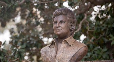 Sanat güneşi Zeki Müren’in heykeli Kültürpark’ta