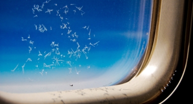 Uzmandan açıklama: Uçak pencerelerinde neden küçük delikler var?