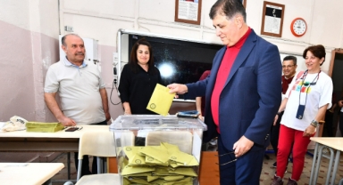 Başkan Cemil Tugay İzmir Tabip Odası seçimlerinde oyunu kullandı