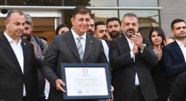 Başkan Cemil Tugay mazbatasını aldı