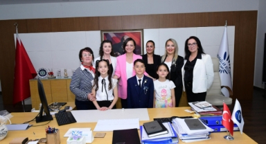 Başkan Kınay koltuğunu çocuklara devretti 