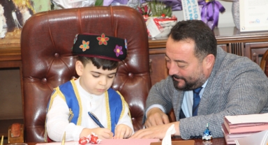 Başkan Turan, 23 Nisan'da koltuğu 6 yaşındaki Kaan'a verdi