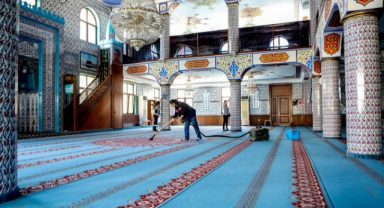 Bayraklı’da camiler bayrama hazır