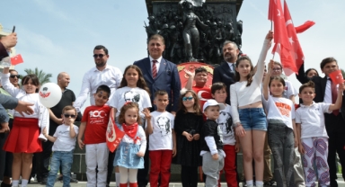 CHP İzmir'de 23 Nisan coşkusu... Cumhuriyet Meydanı doldu taştı