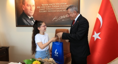 Çocuk Başkan koltuğa oturdu, talimatı verdi