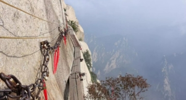 'Dünyanın en tehlikeli yürüyüşü': Yılda 100 kişi ölüyor!