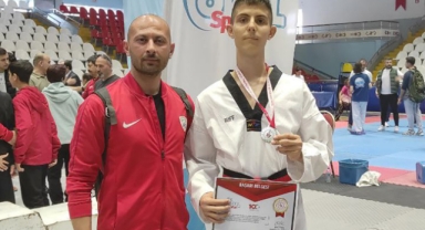 Foçalı Taekwandocu yarı finali altınla geçti 