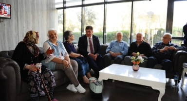 İzmir Büyükşehir Belediye Başkanı seçilen Tugay'dan anlamlı ziyaret...Huzurevi sakinlerinin elini öptü
