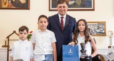 İzmir’de 23 Nisan coşkusu... Başkan Tugay’ın emanet ettiği koltukta şarkılı mesaj