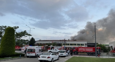 İzmir’de korkutan yangın: İki fabrika alevler içinde kaldı! 