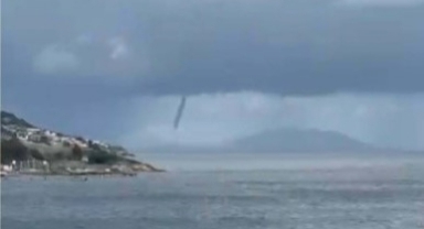 İzmir'de panik anları... Yenifoça'da hortum çıktı 