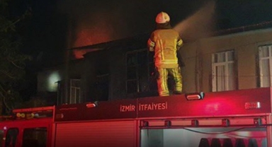 İzmir’de yangın çıktı… Alevler tekstil atölyesinden yükseldi 