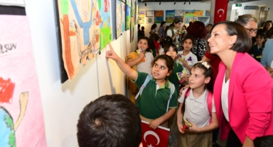 Kınay, çocuklara ödüllerini verdi: Yazmaktan ve çizmekten asla vazgeçmeyin