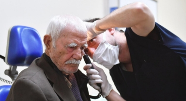 Kulakları duymayan 86 yaşındaki Cemil Amca, Eşrefpaşa Hastanesi'nde tedavi oldu