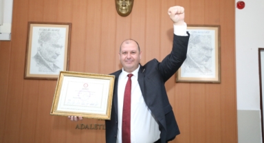 Muhtar Başkan Mazbatasını Aldı