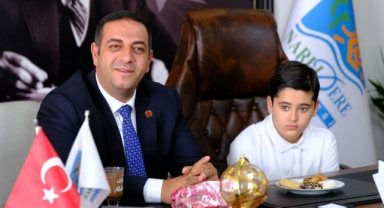 Narlıdere'de minik Ali koltuğu Başkan Erman Uzun'dan devraldı
