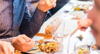 Nasuhi Güngör: “Neden çılgınlar gibi dışarıda yemek yiyoruz?” 