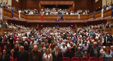 Ruhu genç İzmirliler gösterileriyle büyüledi