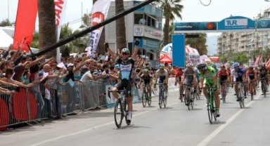 Trafik kilitlendi... İzmir'de bisiklet turu sebebiyle yolcular yaya kaldı